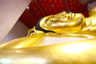 Altın Buda heykelinin yakın çekim pozisyonu, karmaşık detaylar ve sakin ifadeler yakalamak, Wat Phra Non Chakkasi Worawihan-Sing Buri.