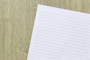 Astarlı boş defterler ahşap bir masanın üzerinde duruyor. Yaratıcı fikirleri, notları ve eskizleri sakin bir çalışma alanına yazmak için mükemmel..