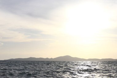 Günbatımı ve gökyüzü alacakaranlığı ile Karadeniz manzarası, Tayland 'ın tropikal kıyılarını akşam adaları ile birlikte görmek.