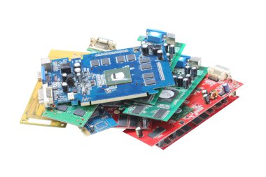 Renkli Circuit tahtaları beyaz arka planda izole edilmiş ve kırpma yolları var. Teknolojiyi ve yeniliği resmetmek için ideal.
