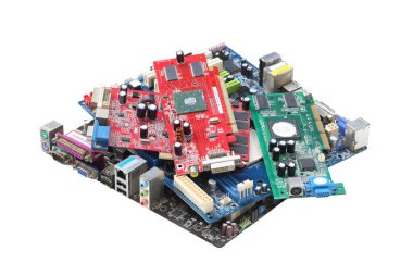 Renkli Circuit Tahtaları Teknoloji Teması İçin Birleştirildi beyaz arka planda izole edildi ve kırpma yolları var. Teknolojiye odaklı temalar ve projeler için ideal.