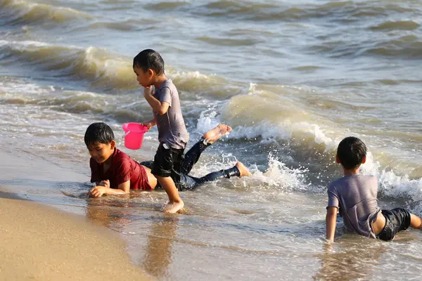 Çocuklar su ve kumsalda oynarken sahili keşfederler, neşeli ve güneşli bir ortamda çocukluğun neşesini ve masumiyetini ortaya çıkarırlar..