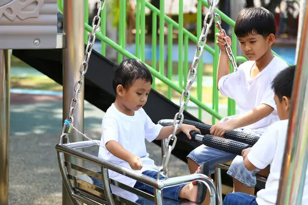 Neşeli çocukların oynadığı canlı bir oyun alanı sahnesi, güneşli bir atmosferde eğlencenin, arkadaşlığın ve keşiflerin özünü gözler önüne seriyor..