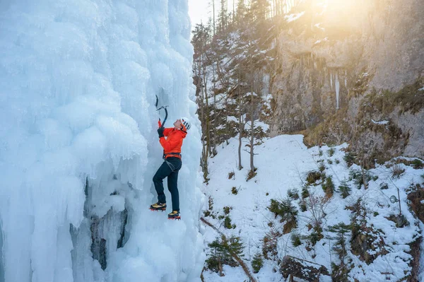 Alpinist Mit Eiskletterausrüstung Auf Einem Gefrorenen Wasserfall — Stockfoto