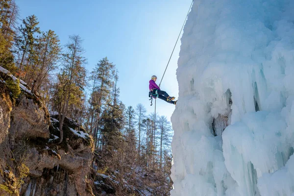 Mulher Alpinista Com Equipamento Escalada Gelo Uma Cachoeira Congelada — Fotografia de Stock