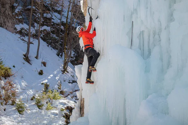 Homem Alpinista Com Equipamento Escalada Gelo Uma Cachoeira Congelada — Fotografia de Stock