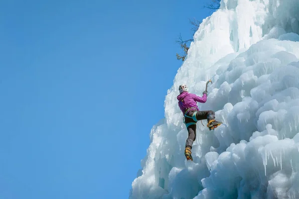 Alpinist Γυναίκα Εξοπλισμό Αναρρίχησης Πάγου Παγωμένο Καταρράκτη — Φωτογραφία Αρχείου