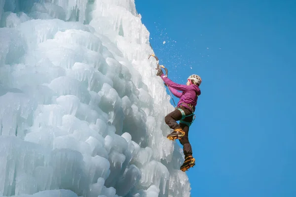 Alpinistka Horolezeckou Výstrojí Zamrzlém Vodopádu — Stock fotografie