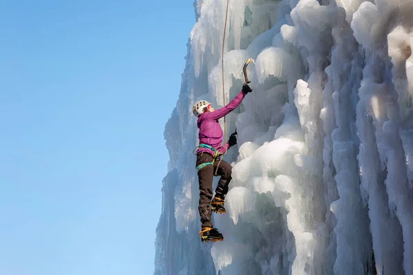 Alpinist Vrouw Met Ijsklimuitrusting Een Bevroren Waterval — Stockfoto