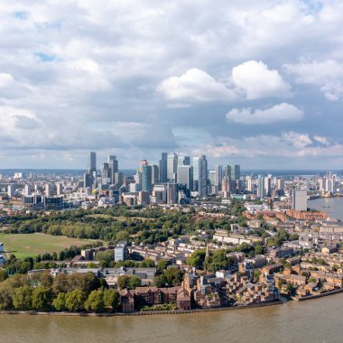 Londra, İngiltere - 11 Eylül 2022 - Londra metropolünün ticari ve konut binaları ve gökdelenleri, hava manzarası. Şehir ve insanlar küreselleşme kavramı.