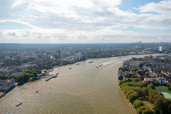 泰晤士河在伦敦的流量 科里拖轮拖曳驳船柠檬黄集装箱 自上而下的空中视图 — 图库照片