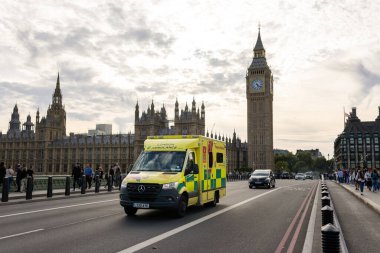 Londra, İngiltere - 11 Eylül 2022 - Big Ben yakınlarındaki bir cadde boyunca acil ambulans aracı hızlandı