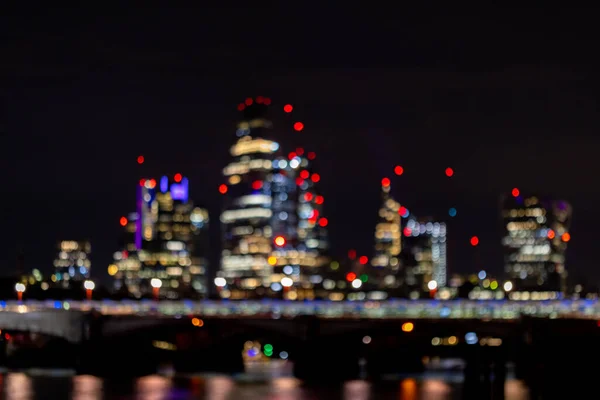 伦敦夜生活的画面模糊不清 在商业区附近泰晤士河上的桥上繁忙的交通 摩天大楼闪闪发光 — 图库照片