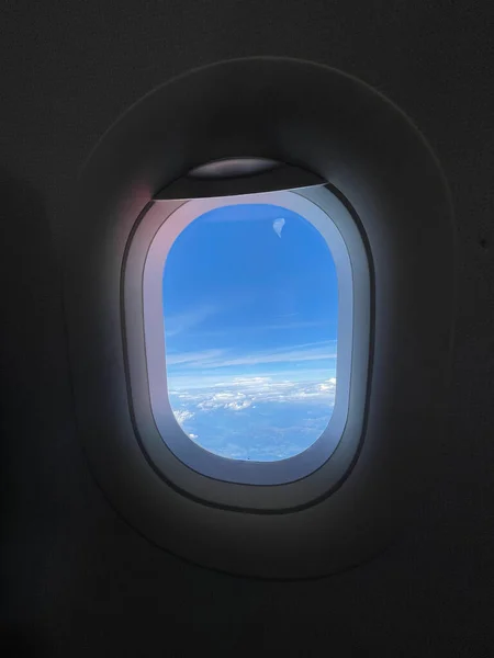 Olhando Pela Janela Avião Para Céu Azul Bonito Nuvens Fofas — Fotografia de Stock