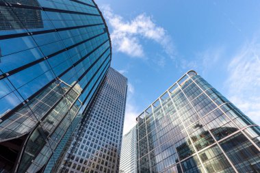 Modern çelik ve cam kuleler ve binalar, Londra, İngiltere 'de gökyüzüne uzanan çok katlı ofis alanları.