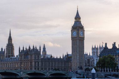 Westminster Sarayı, gün batımında Big Ben 'in kendine özgü kulesi ve güzel renkli gökyüzü, el kamerasıyla çekilmiş..