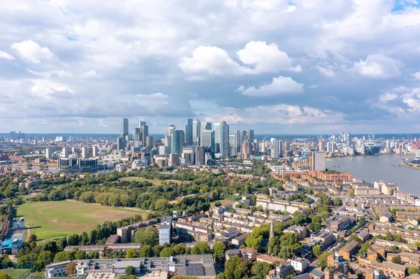 ロンドン 川沿いの都市 緑のエリア 近代的な高層ビル 空中の景色 — ストック写真