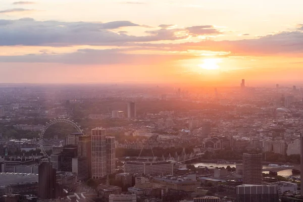カラフルな夕日の光 空撮によって照らされたロンドン市内のスカイラインのパノラマビュー 有名なランドマークの建物や川沿いの建築物 — ストック写真