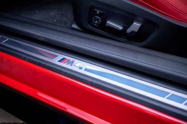 Slovenya, Ljubljana - 25 Kasım 2022: Kırmızı BMW M4
