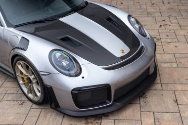 Slovenya, Ljubljana - 27 Ekim 2022: Gümüş Porsche GT2RS