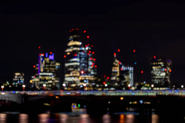 Niewyraźny Widok Londyński Krajobraz Miasta Nabrzeża Tamizy Nocy Strzał Ręki — Zdjęcie stockowe