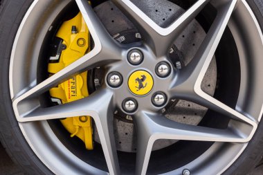 Slovenya, Ljubljana - 2 Haziran 2022: Kırmızı Ferrari F8 Tributo İtalyan lüks spor araba jantları