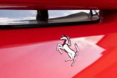Slovenya, Ljubljana - 2 Haziran 2022: Kırmızı Ferrari F8 Tributo İtalyan lüks spor araba logosu