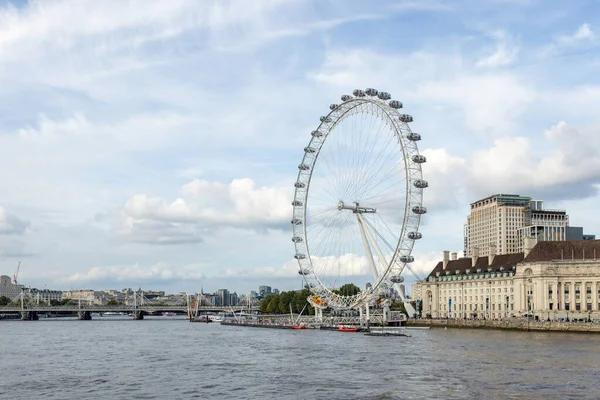 ロンドン London Eye またはミレニアム ホイール Millennium Wheel ロンドンのテムズ川南岸にある片持ち式観覧車 — ストック写真