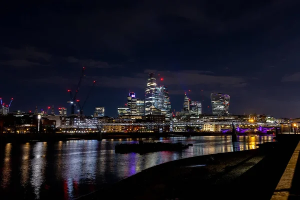 夜のテムズウォーターフロントからロンドンの街の風景の美しい景色 ハンドヘルドショット 急速な成長と都市開発の概念 — ストック写真