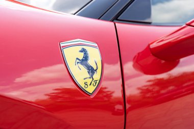 Slovenya, Ljubljana - 2 Haziran 2022: Kırmızı Ferrari F8 Tributo İtalyan lüks spor araba logosu