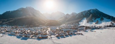 Slovenya 'dan Kranjska Gora kışın karla kaplanırken, arkada Julian Alps ve Triglav Ulusal Parkı bulunuyor. Hava Panoraması