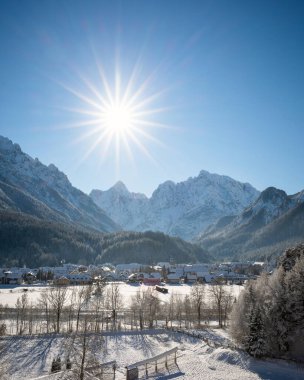 Slovenya 'dan Kranjska Gora kışın karla kaplanırken, arkada Julian Alps ve Triglav Ulusal Parkı yer alıyor