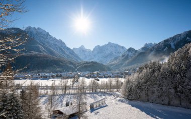 Slovenya 'dan Kranjska Gora kışın karla kaplanırken, arkada Julian Alps ve Triglav Ulusal Parkı yer alıyor