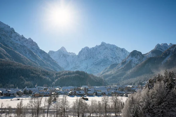 Slovenya 'dan Kranjska Gora kışın karla kaplanırken, arkada Julian Alps ve Triglav Ulusal Parkı yer alıyor