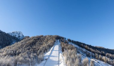 Kranjska Gora Slovenya yakınlarındaki Planica 'da kış vakti kar altında kayak atlayışı.