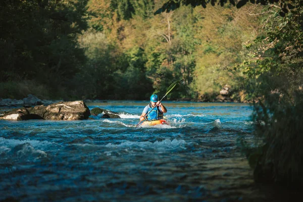 Caucasian Man Skillfully Steering Kayak River Crossing Whitewater Rapids — Zdjęcie stockowe