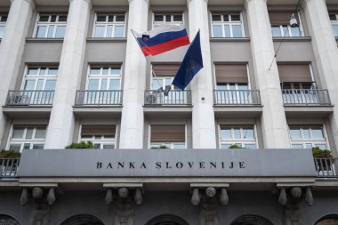LJUBLJANA, SLOVENIA, 19 Şubat 2023: Slovenya ulusal bankası - Banka Slovenije binası AB Bayrağı