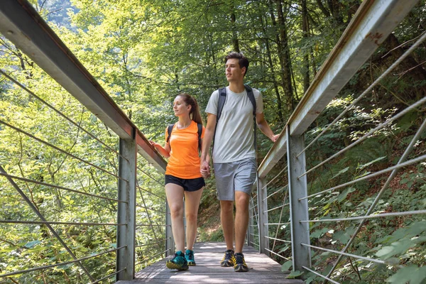 Dos Jóvenes Excursionistas Con Mochilas Una Pareja Enamorada Pie Puente — Foto de Stock