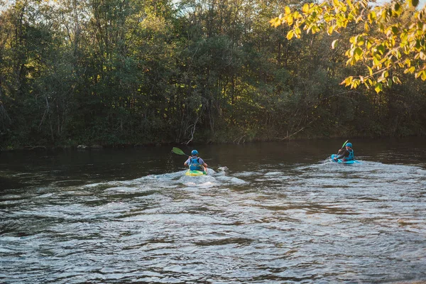 Світловодні Каякери Пливуть Водах Річки Шукачі Адреналіну Любителі Природи — стокове фото