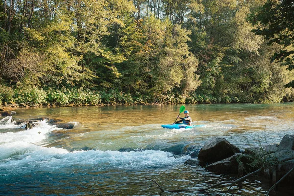 Młody Nastolatek Pływający Whitewater Rapids Niebieskim Kajaku Pięknej Przyrody Rzeki — Zdjęcie stockowe