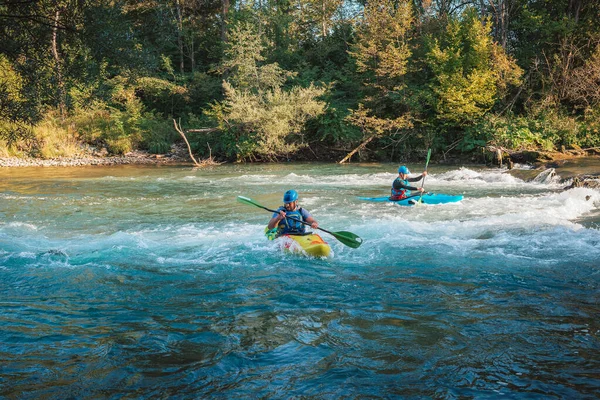 Whitewater Kayaker Wiosłujący Wodach Rzeki Osoby Poszukujące Adrenaliny Miłośnicy Przyrody — Zdjęcie stockowe