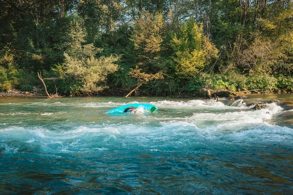 Kayaker Beleesett Folyóba Evezés Közben Fordulj Meg Fordíts Egy Kajakot — Stock Fotó