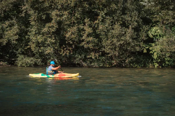 Biały Człowiek Spływa Kajakiem Górskich Rzekach Pięknym Skalistym Brzegiem Zielonym — Zdjęcie stockowe