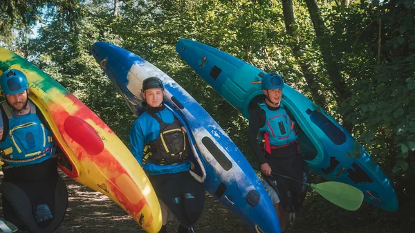 Tři Rekreační Kajakáři Helmami Záchrannými Vestami Pohybují Řeky Přes Zelené — Stock fotografie