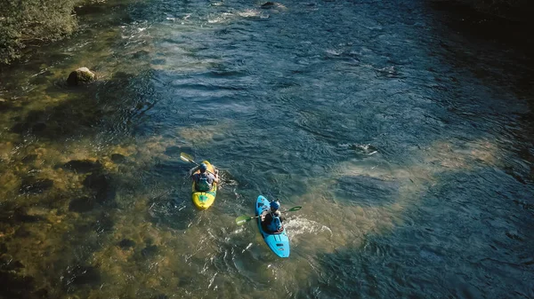 Two Men Kayaks Paddling Mountain River Enjoying View Beautiful Green — Stock Photo, Image