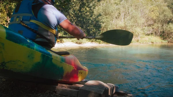 Mężczyzna Kajaku Schodzący Rzeki Schodzący Wody Przez Drewnianą Rampę Widok — Zdjęcie stockowe