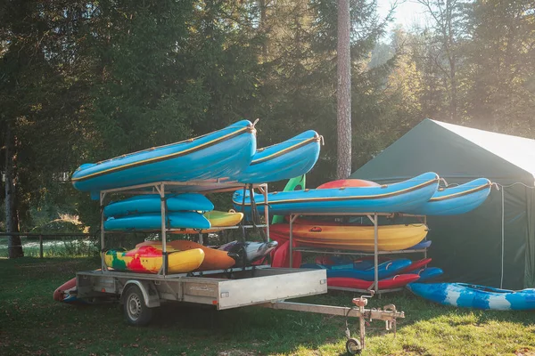 Kayaks Louer Sur Rivière Placés Sur Une Remorque Voiture — Photo
