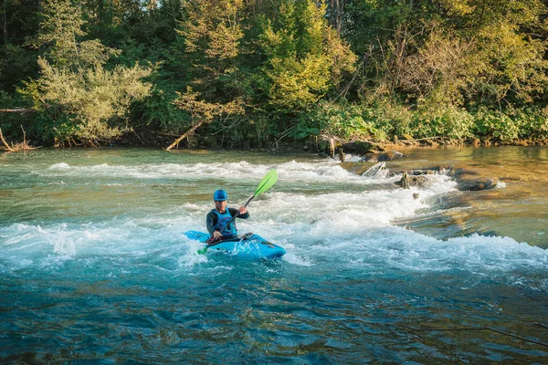 Ung Tonåring Glider Ner Whitewater Forsar Blå Kajak Vacker Flod — Stockfoto