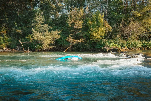 Kajakář Při Pádlování Převrhl Řeky Otočit Otočit Kajakem — Stock fotografie