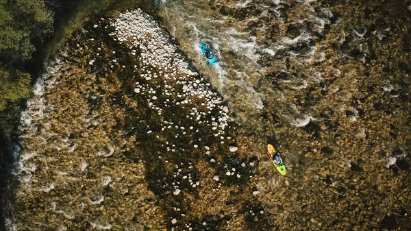 Dwóch Sportowców Rekreacyjnych Spływających Kajakiem Szybko Poruszającej Się Wodzie Wiosłujących — Zdjęcie stockowe